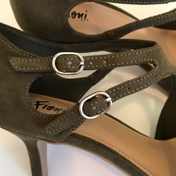 FIONI Clothing Green Kitten Heels with Crisscross Straps - Picture 7 of 16